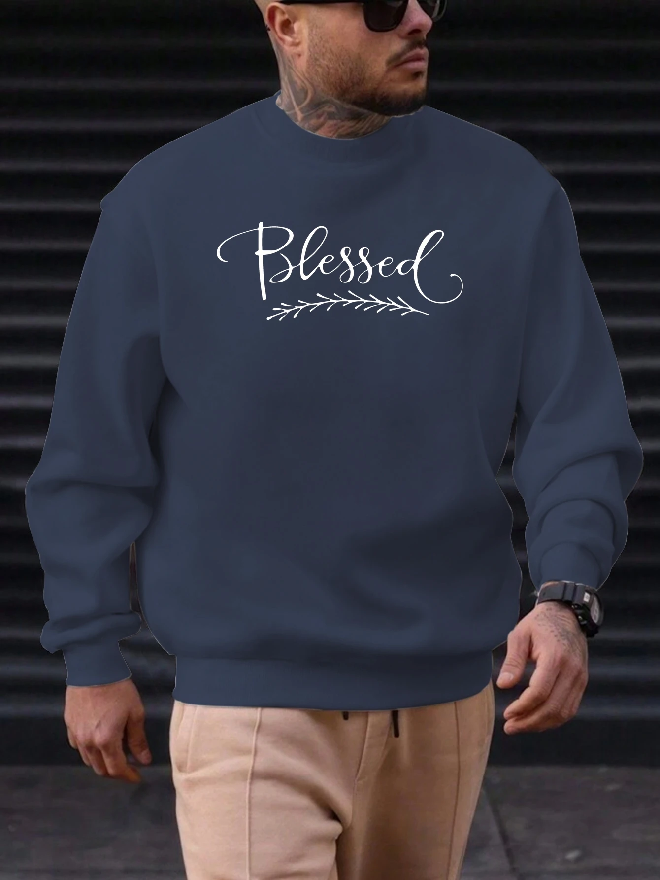Sweater Crewneck Oversize Pria Terbaru Trendi Minimalis Elegan dengan Grafis Huruf Tulisan Tangan 'Blessed' Pakaian Kasual