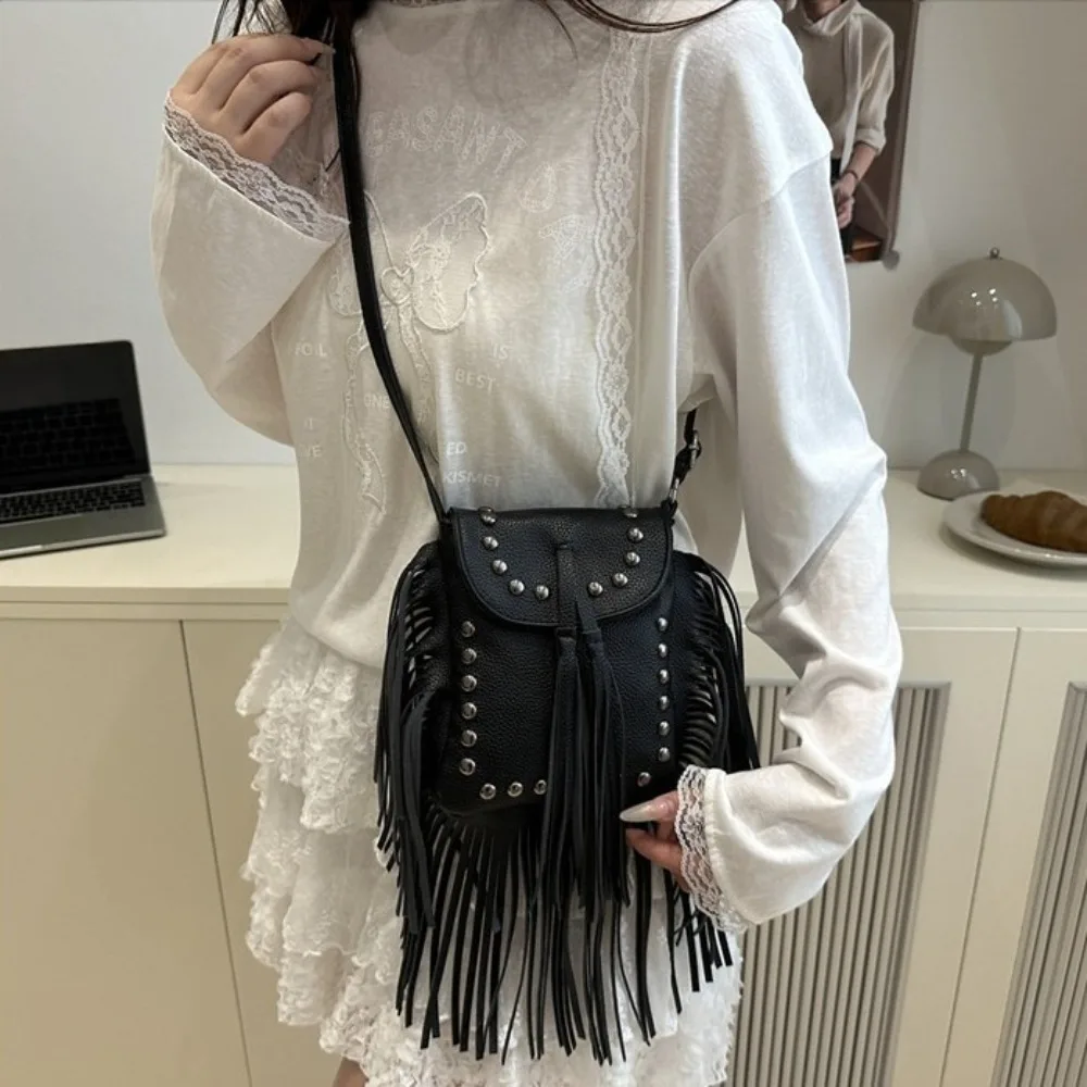 

Retro Riveted Tassel Shoulder Bag Korean Style Solid Color Leather Handbag PU Large Capacity Crossbody Bag Women