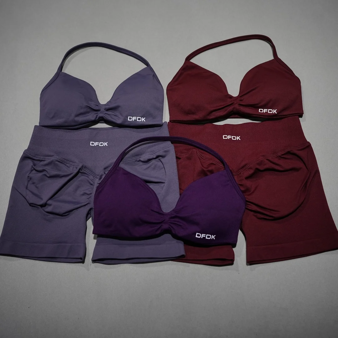 Ensemble de sport 2 pièces sans couture DFDK pour femme avec soutien-gorge de sport à lacets et coussinets amovibles, et leggings taille haute anti-roulement pour yoga, jogging et entraînement