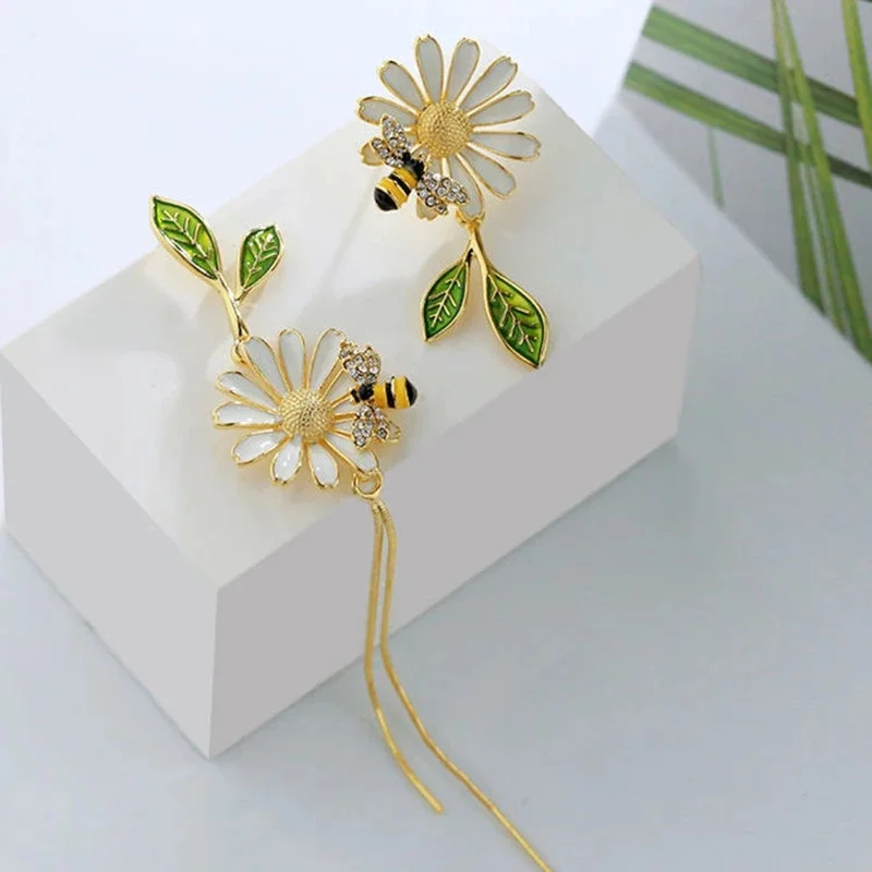 

2022 New Asymmetric Daisy Tassel Earrings Female Niche Design Small Bee Temperament Long Earrings