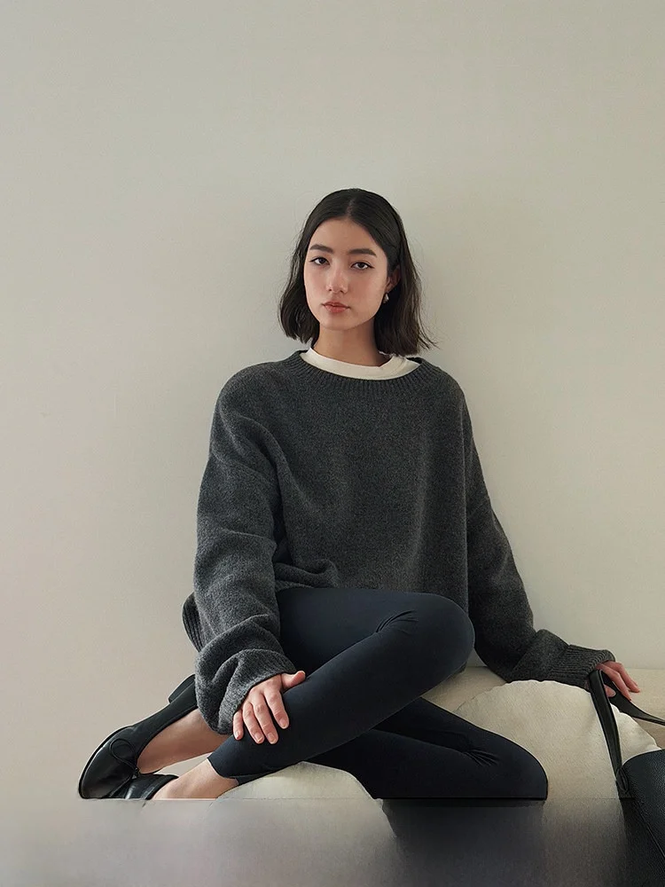 

Универсальный свитер SOTHEA из мягкой мериносовой шерсти с круглым вырезом и драпировкой на плечах, комфортный крой, вязаный топ