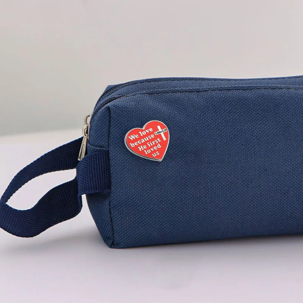 Wir lieben ihn, weil er uns zuerst geliebt hat, Brosche, Bibelvers, Liebesabzeichen, Kirchenaktivität, Metallnadel, Accessoires, Geschenk für Gläubige – Detail 7