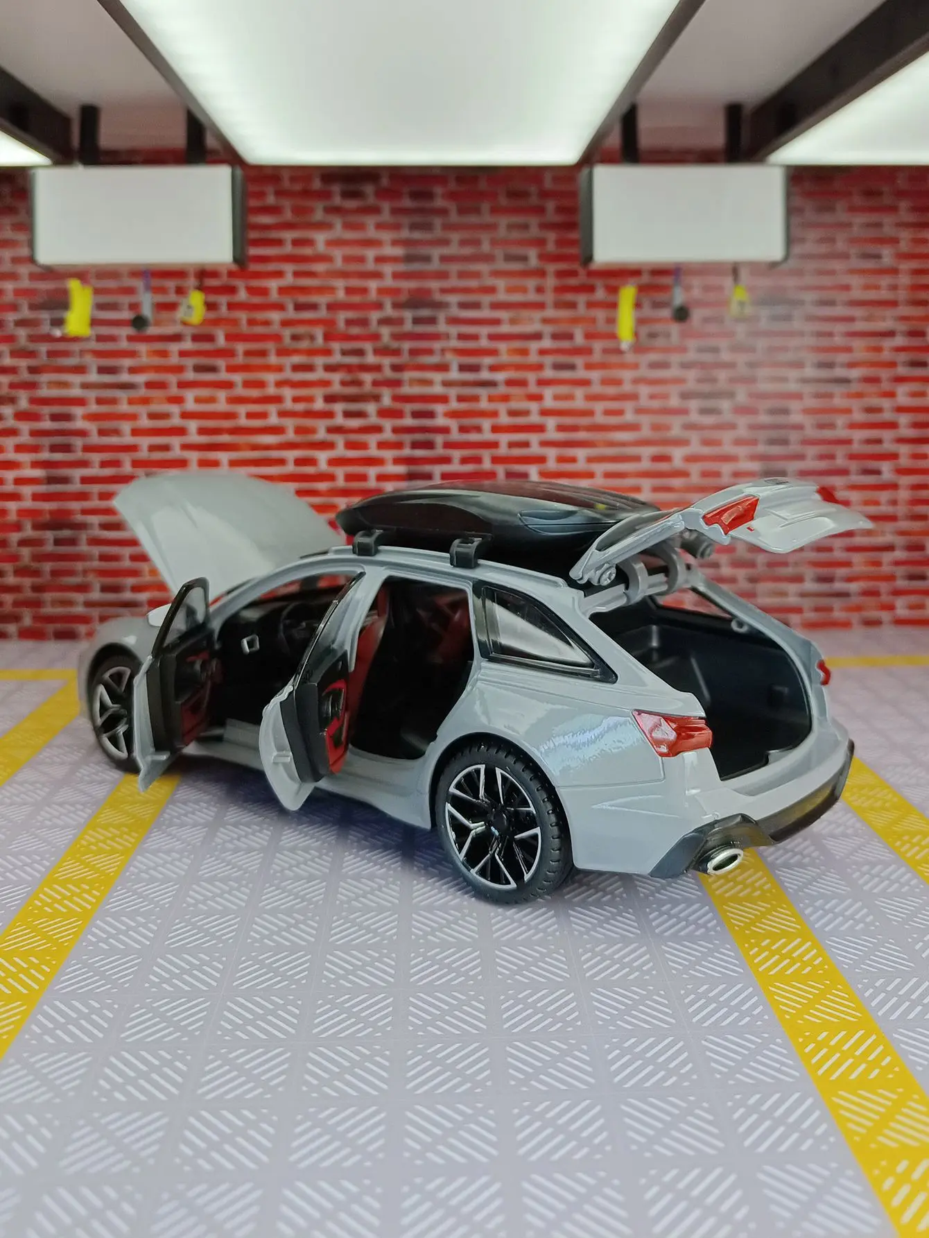 1:24 modelo de carro de liga de carro RS6, portas e capô do motor, porta-malas pode ser aberto, presente de carro de brinquedo com feedback de som e luz para crianças