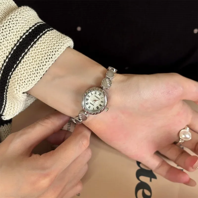 

Новые французские ретро золотые женские часы с маленьким циферблатом, простые кварцевые часы, роскошные женские наручные часы-браслет, подходящие для повседневного ношения