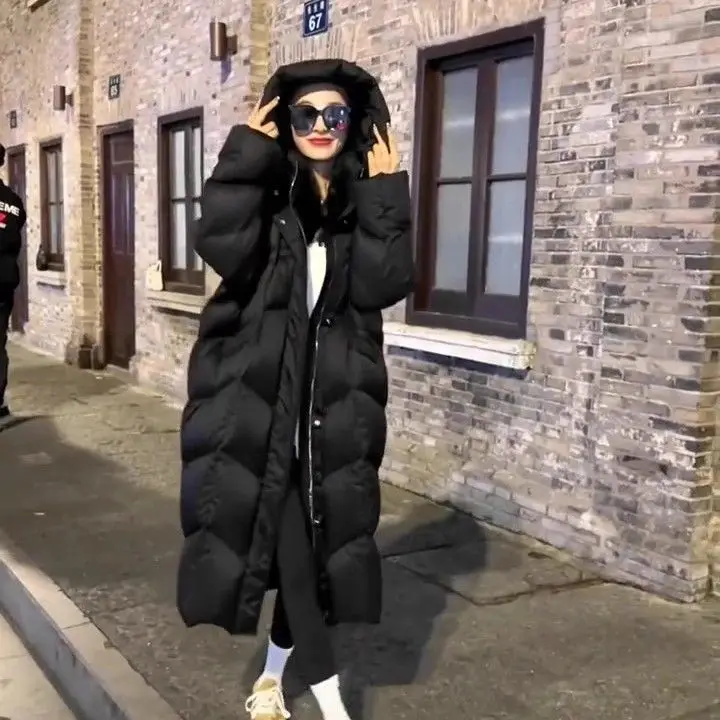 Giacca in cotone sciolto Giacca lunga in cotone con cappuccio per donna nell'inverno 2025, nuovo cappotto in cotone spesso e caldo di grandi dimensioni