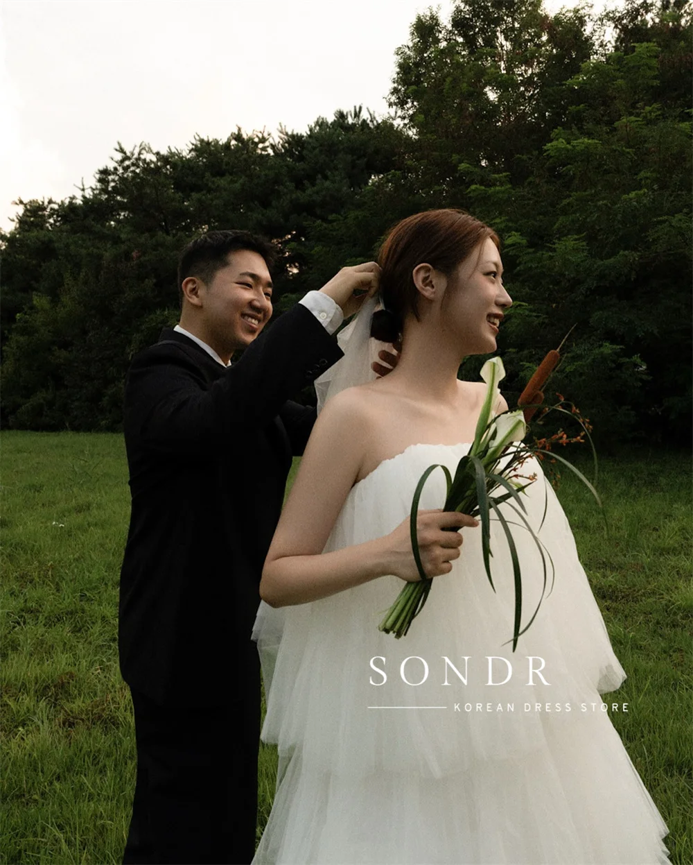 Sondr Tiered Tulle Fluffy Wedding Dress Korean Photography Gown Strapless A line Long Bridal Gowns Corset Customized 웨딩드레스 2026