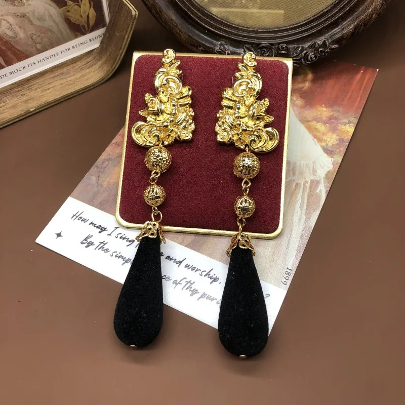 

Hong Kong Style Retro French Metal Fringed Flocking Earrings Exaggerated Niche High-end Temperament Fashion Versatile Jewelry