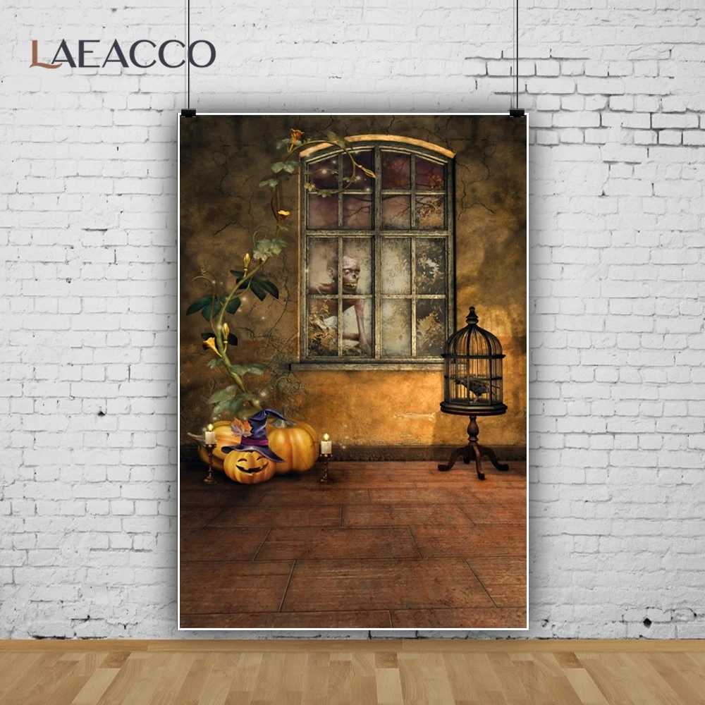خلفية تصوير داخلي للهالوين ، أرضية خشبية ، نافذة حائط ، شمعة يقطين ، ديكور جمجمة ، تصوير بورتريه للبالغين ، خلفية