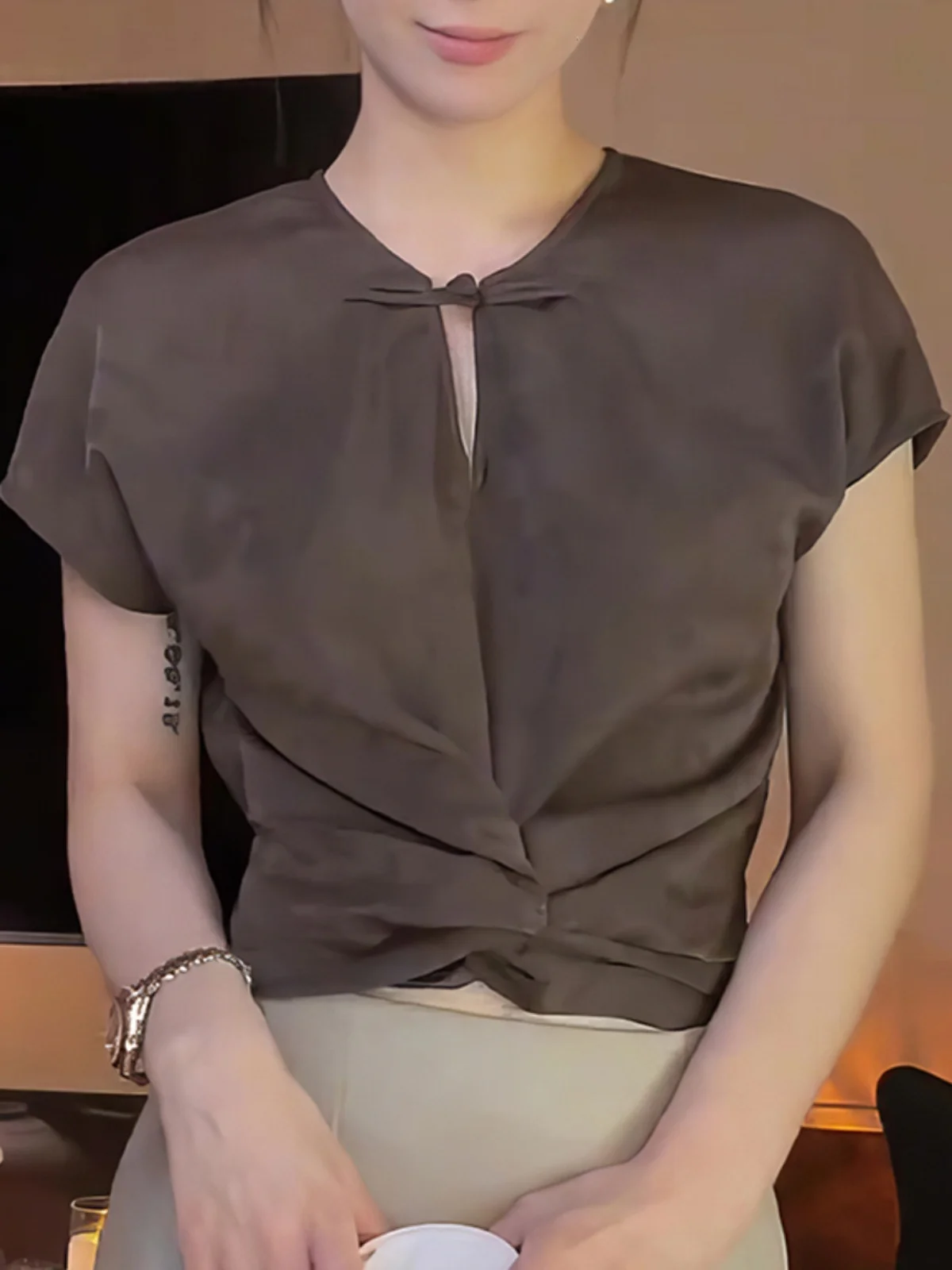 

Summer 2025 New Sle Pleated Belted ort round Ne ort Sve T-irt Commute Slimming Versatile Top Korean Version Stan...