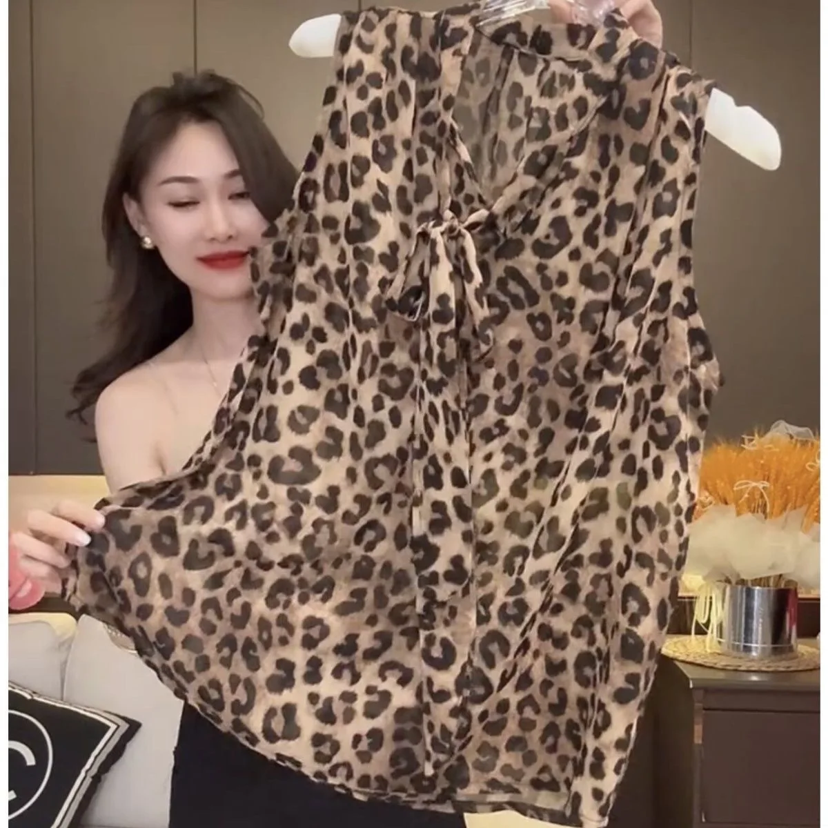 Elegant V-Neck Leopard Print Sleeveless Vest Women's Spring Summer Chiffon Top Design Retro Personality Skin-Friendly Breathable 2