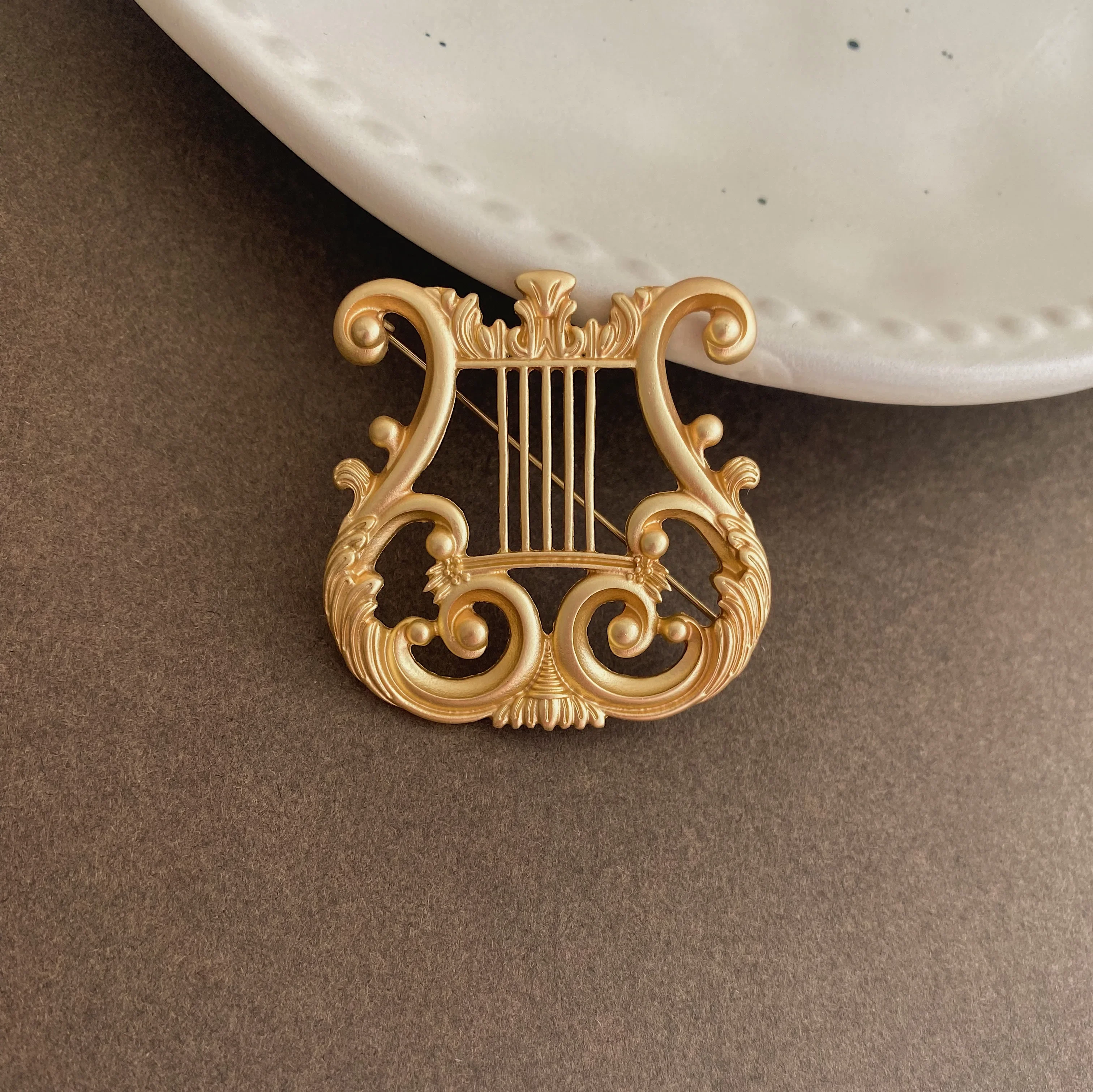 بروش القيثارة الغربية العتيقة للرجال والنساء ، الصدار الفني لزهر البرقوق ، دبوس نمط المحكمة ، شارات النمر الحيوانية ، الملحقات الأنيقة #5