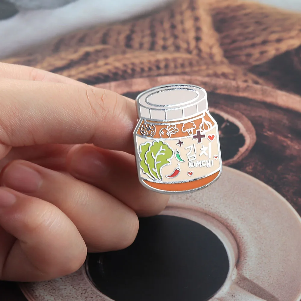 Niedliche Kimchi-Glas Emaille-Pin, Brosche mit koreanischem Essen-Motiv, lustiges Kimchi-Abzeichen für Rucksäcke und Kleidung, ein stilvolles Geschenk für Essensliebhaber. – Detail 6