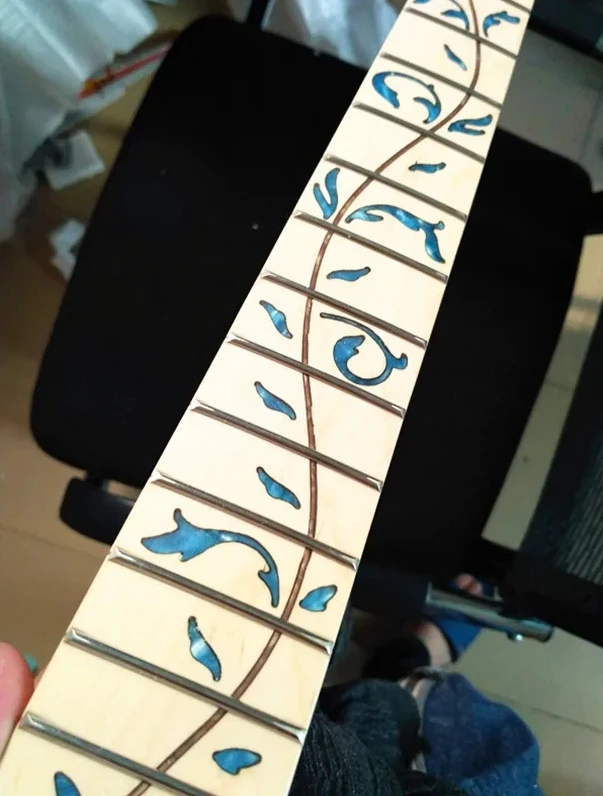 24-Bündiger Ahorn E-Gitarrenhals mit Ahorn-Griffbrett-Einlage, Blauer Lebensbaum, Holzfarben, Gitarrenzubehörteile – Detail 3