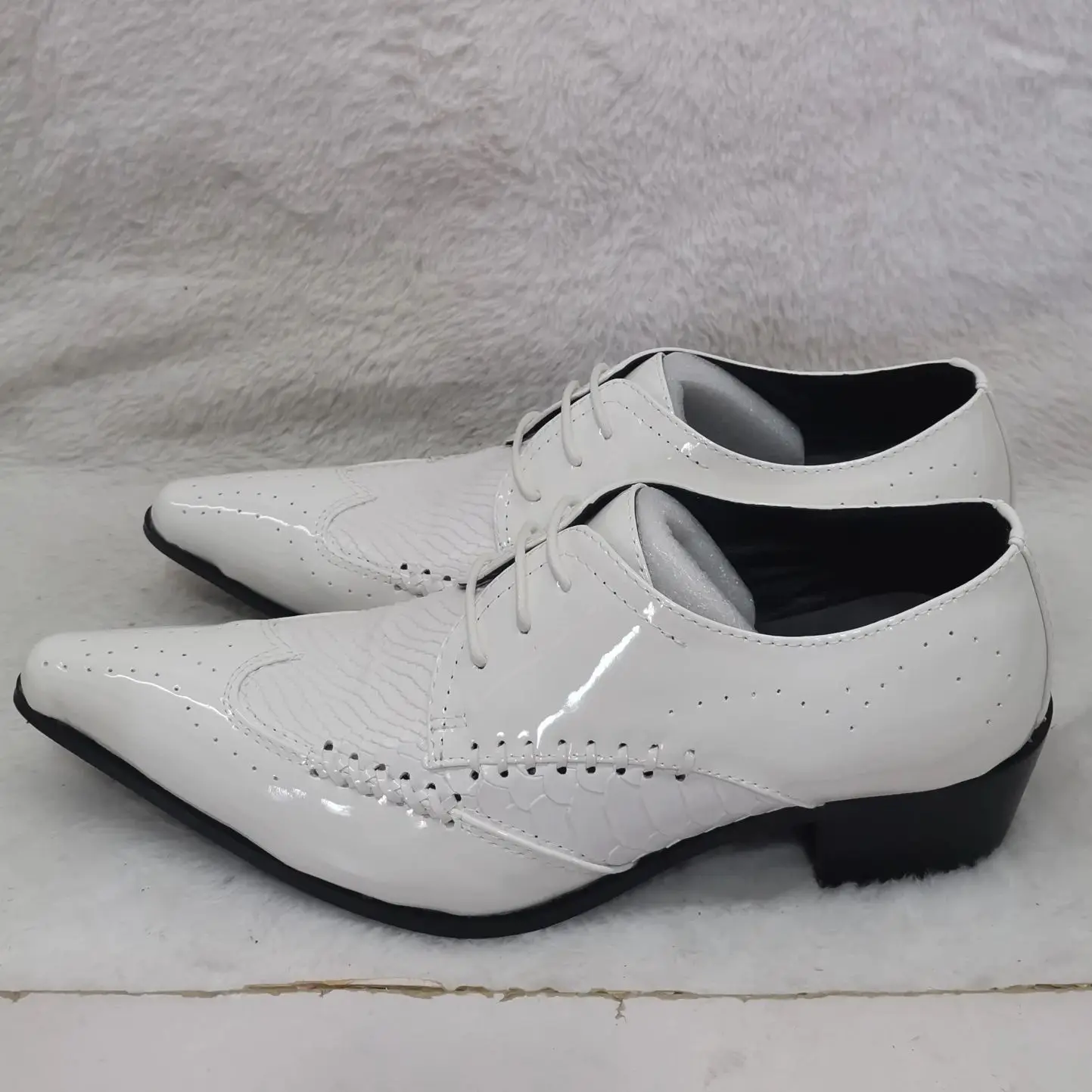 

Retro Hollow Out Sewing Handmade Lace-Up Leather Shoes Male Leisure Oxfords Pointed Toe Chunky Heel Brogue Shoes for Men