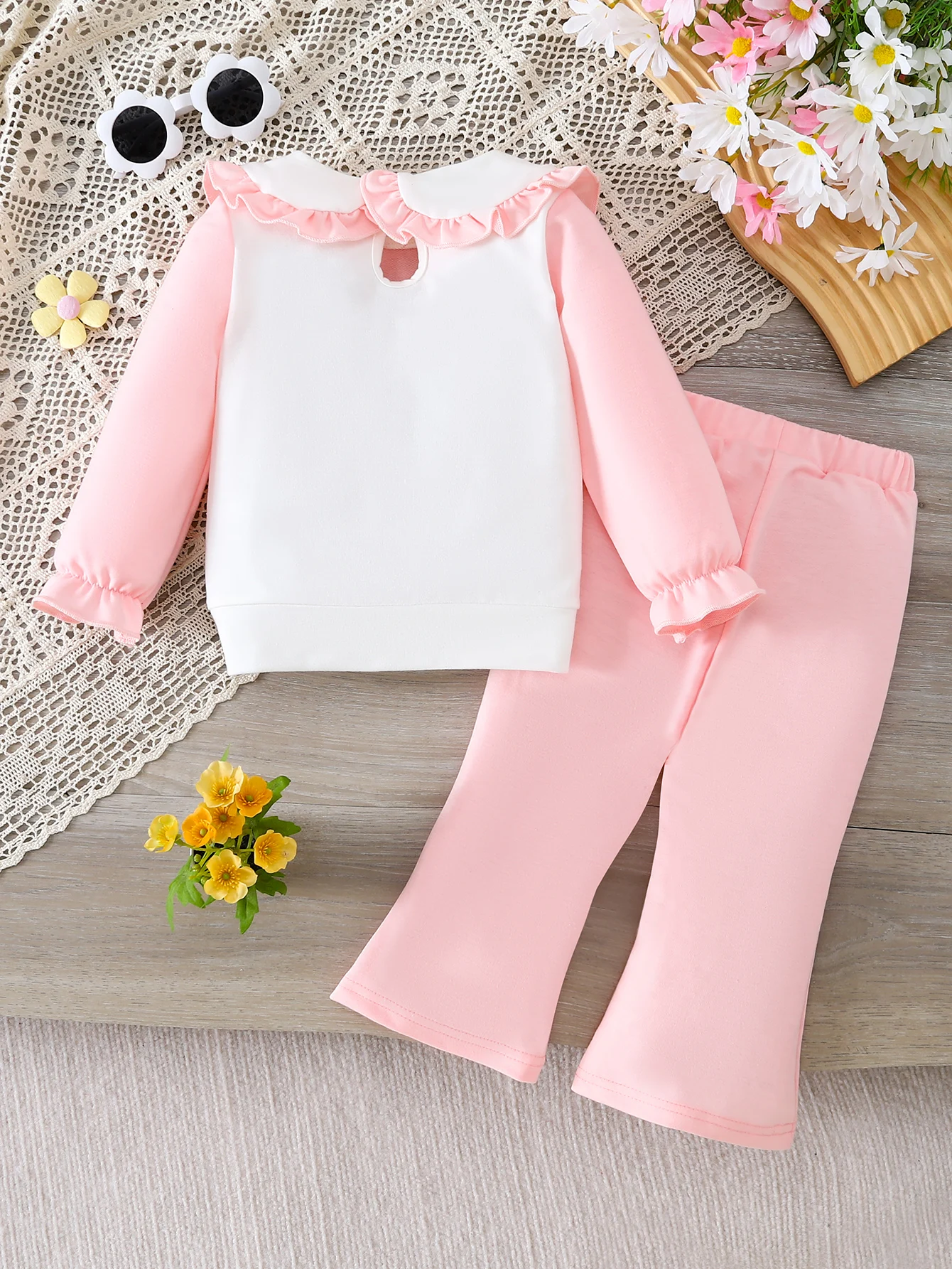 【طقم مكون من قطعتين للربيع والخريف للفتيات الصغيرات】زي ديكور على شكل زهرة حلوة: بلوزة مطلية باللون الأبيض والوردي + بنطال وردي واسع. تتميز دمية #2