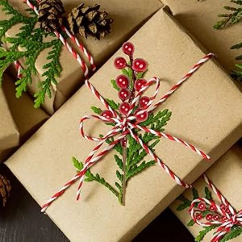 50er-Pack künstliche rote Beerenstiele mit Stechpalmenbeeren – realistische Weihnachtsbaumdekorationen aus Kunststoff für den Winter – Detail 2