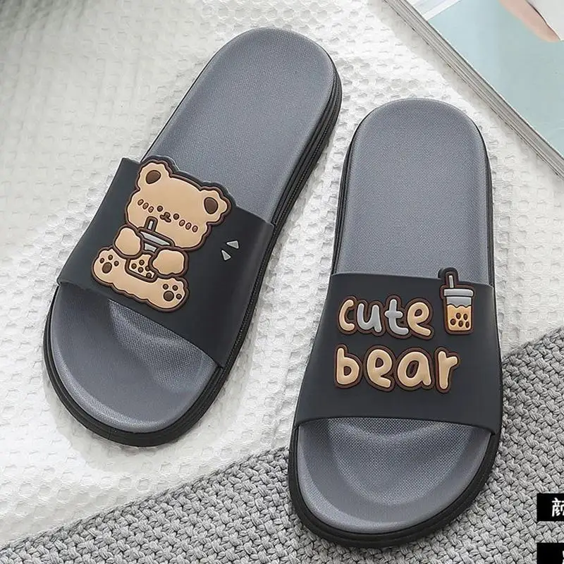 Paar-Hausschuhe mit niedlichen Bären-Cartoon-Motiven, für den Innenbereich, Sommer, gemischte Farben, weiche EVA-Anti-Rutsch-Badezimmer-Slides, Damen-Sandalen in Übergröße 36-45 – Detail 9