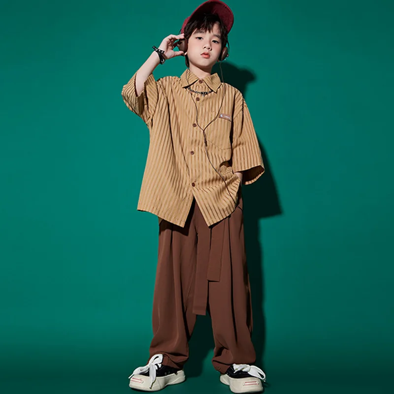 ชุดเสื้อผ้าฮิปฮอปเด็ก เสื้อเชิ้ตลายทางสีน้ำตาล กางเกงขายาวลำลองแบบมีสายรัดสำหรับเด็กผู้หญิง ชุดเต้นแจ๊ส เสื้อผ้าเด็กผู้ชายสไตล์เคป๊อป