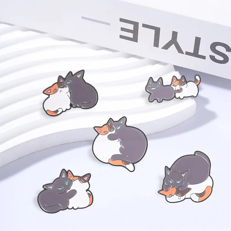 Fierce Cat Emaille-Anstecknadel: Katze beißt den Schwanz der Katze, Cartoon-Stil, niedliche kämpfende Katzen-Brosche, Reversnadel, Schmuck, Valentinstagsgeschenke – Detail 4