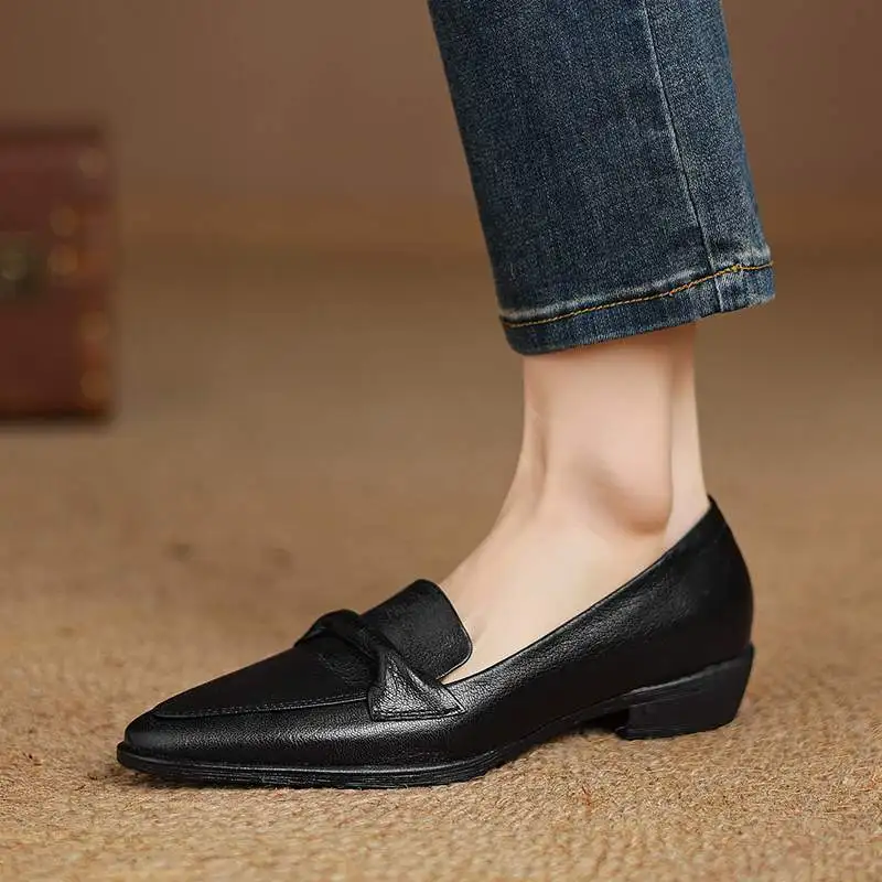 Vendita calda 2025 morbida pelle di pecora retrò grosso tacco medio slip on primavera autunno scarpe da ufficio signora concisa casual pompe da donna di marca