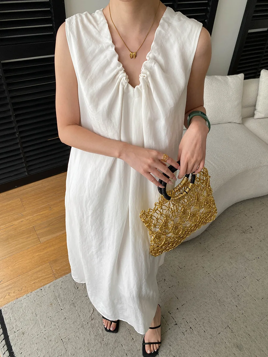 Sommerliches Damenkleid in unifarbenem, plissiertem Design mit V-Ausschnitt, Schnürung an der Taille und schlankmachendem, ärmellosem Schnitt. – Detail 15