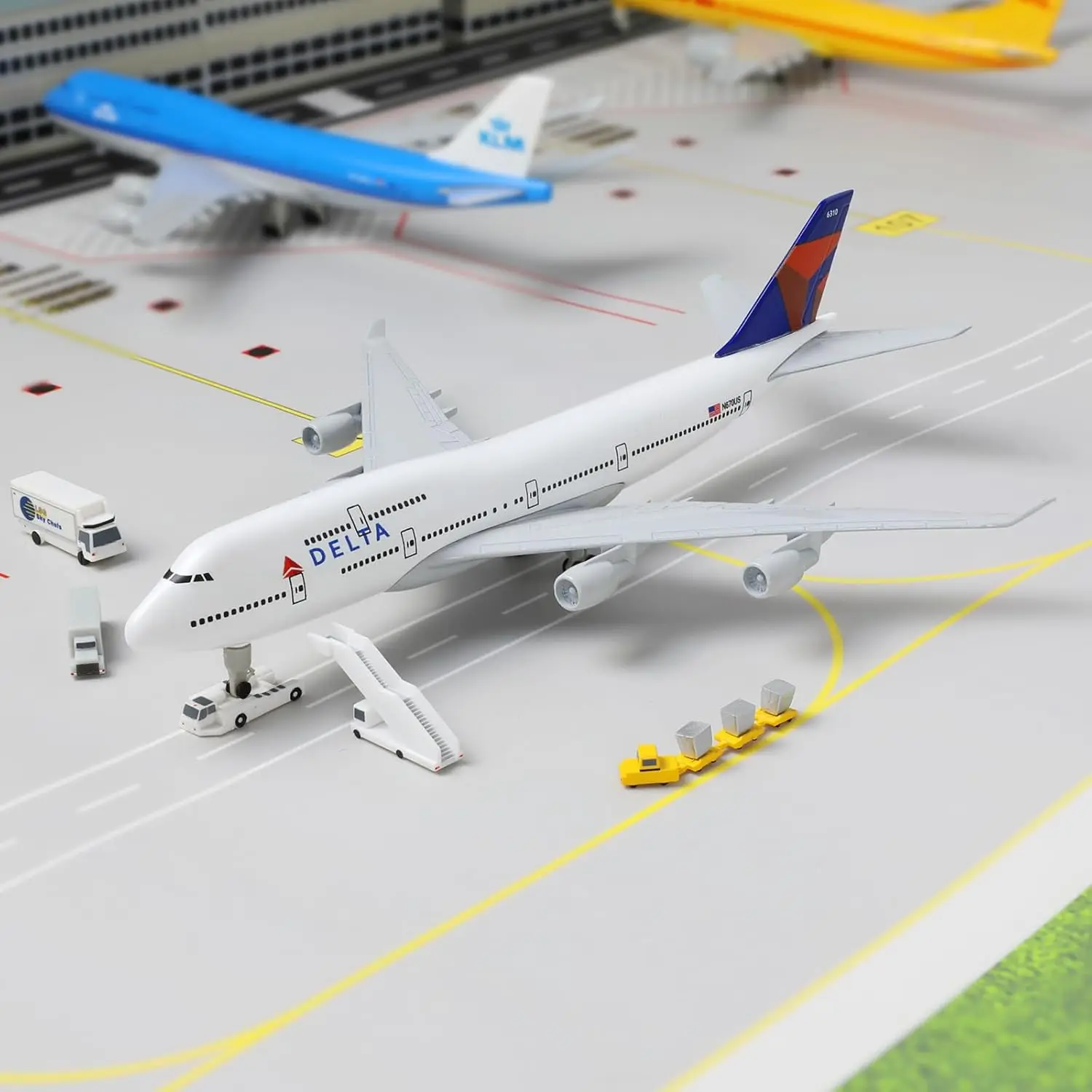 

1/300 Delta B747 Diecast Metal Airplane Model Kits with Stand for Aviation Enthusiasts Gifts, Display Collections or Desk Decor
