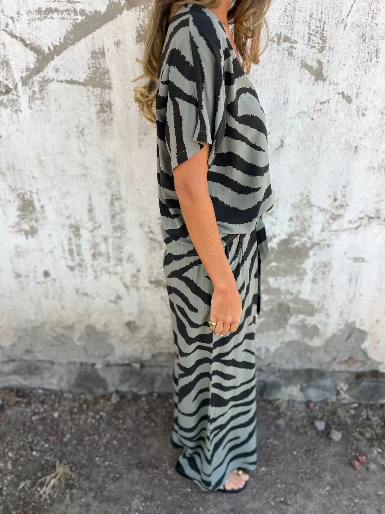 Set casual in due pezzi con stampa zebrata Moda primaverile Nuovo scollo a V a maniche corte Pullover con lacci Top Set di pantaloni a gamba larga in vita elastica