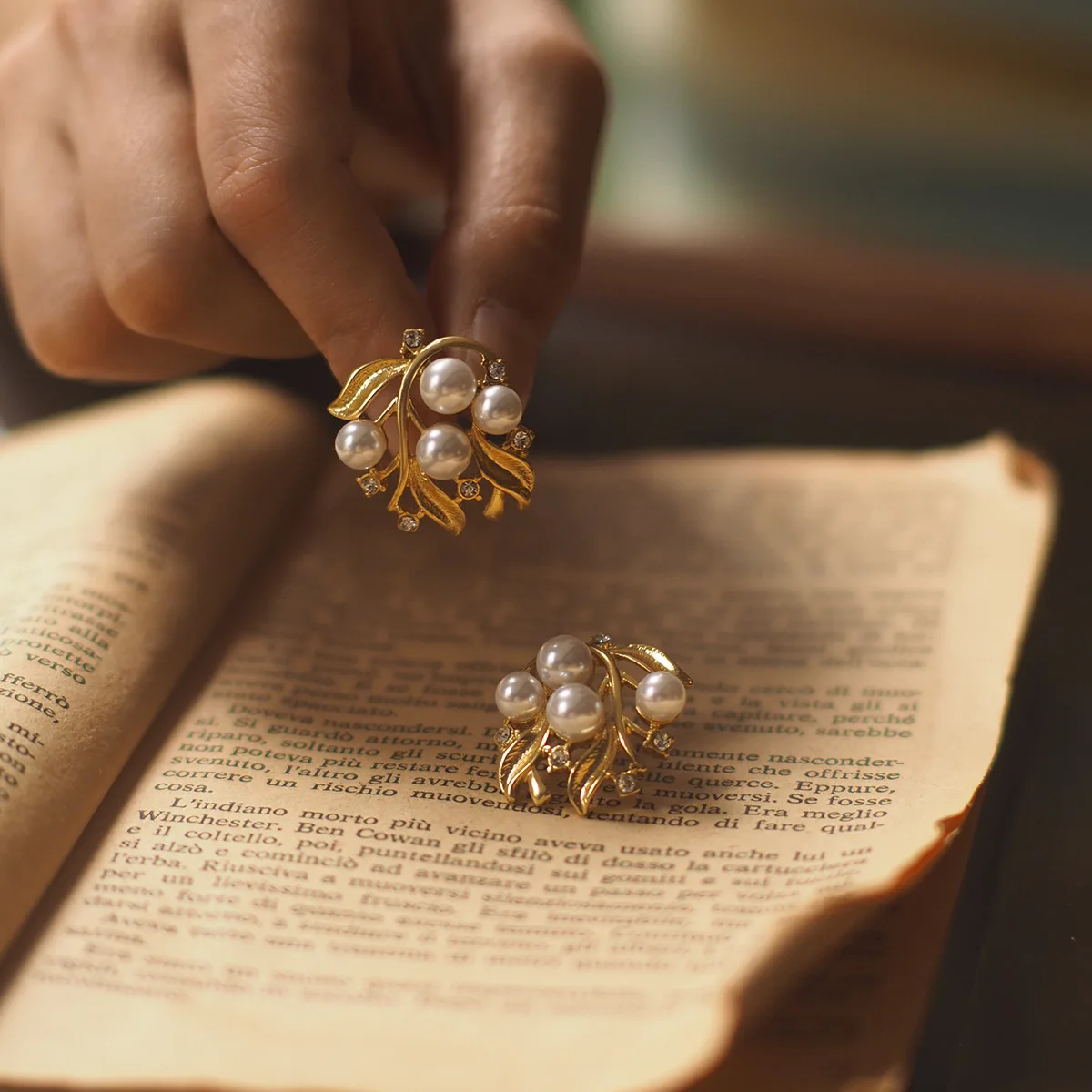 2025 Western-Regal Pearl Simulant Stud Earrings - Retro-Inspired Vintage-Look Artisan Jewelry