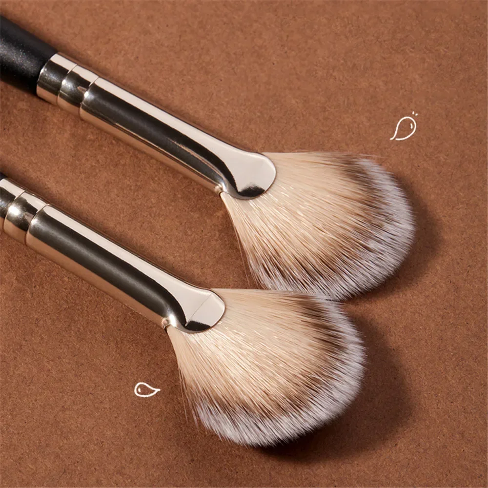 1PCS Loose Powder Brush Fan Shaped Blush Highlighter Makeup Brush Black Handle Professional Soft Hair Face Beauty Make Up Tools