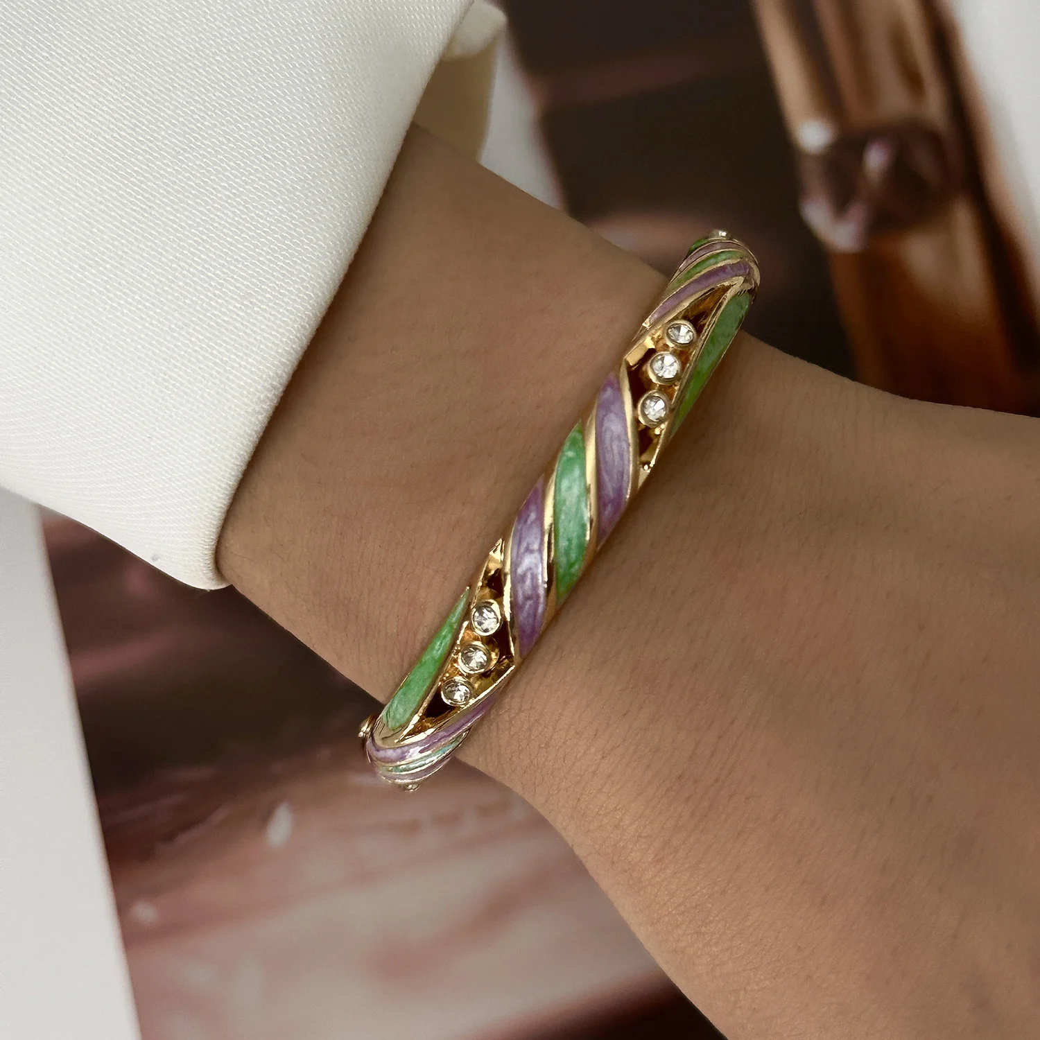 Klassische Blumen-Geometrie Emaille-Armreifen für Frauen, Ethno-Stil Cloisonné Stapelarmband, Trendiger Goldfarbener Metallschmuck – Detail 7