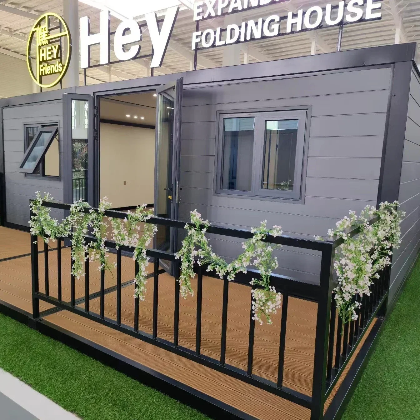 

Luxury Tiny House On Wheels Prefabricated Foldable Container Villa Modern Glass Wall Mobile Living Home Hot Sale