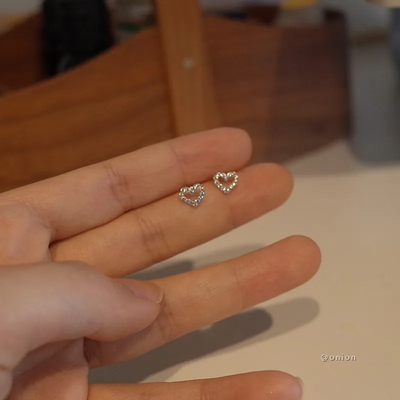 女性用の小さなイヤリング,925スターリングシルバー,象眼細工のジルコン,繊細なハート,結婚披露宴,ジュエリーアクセサリー