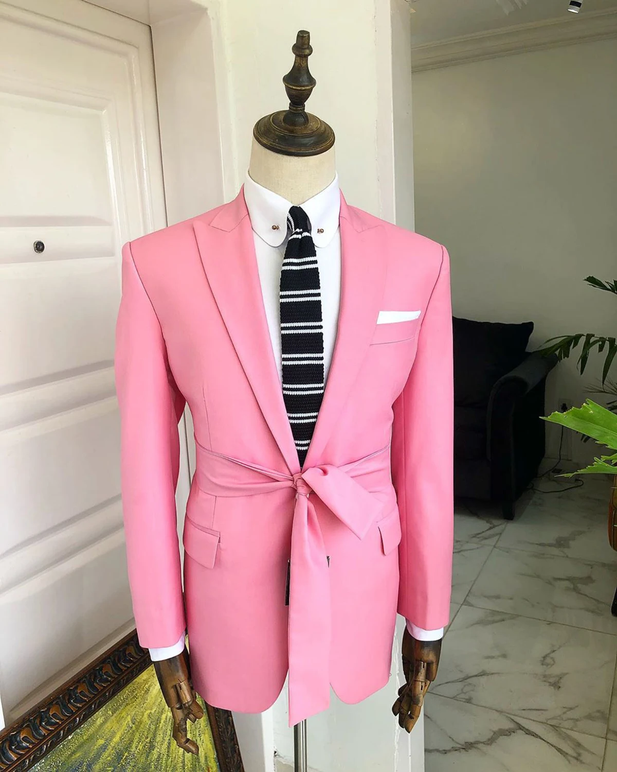 Traje rosa de moda para hombre, esmoquin con bolsillos, cinturón y solapa, personalizado, Blazer brillante, pantalones a medida, informal, fiesta, novio, 2 piezas