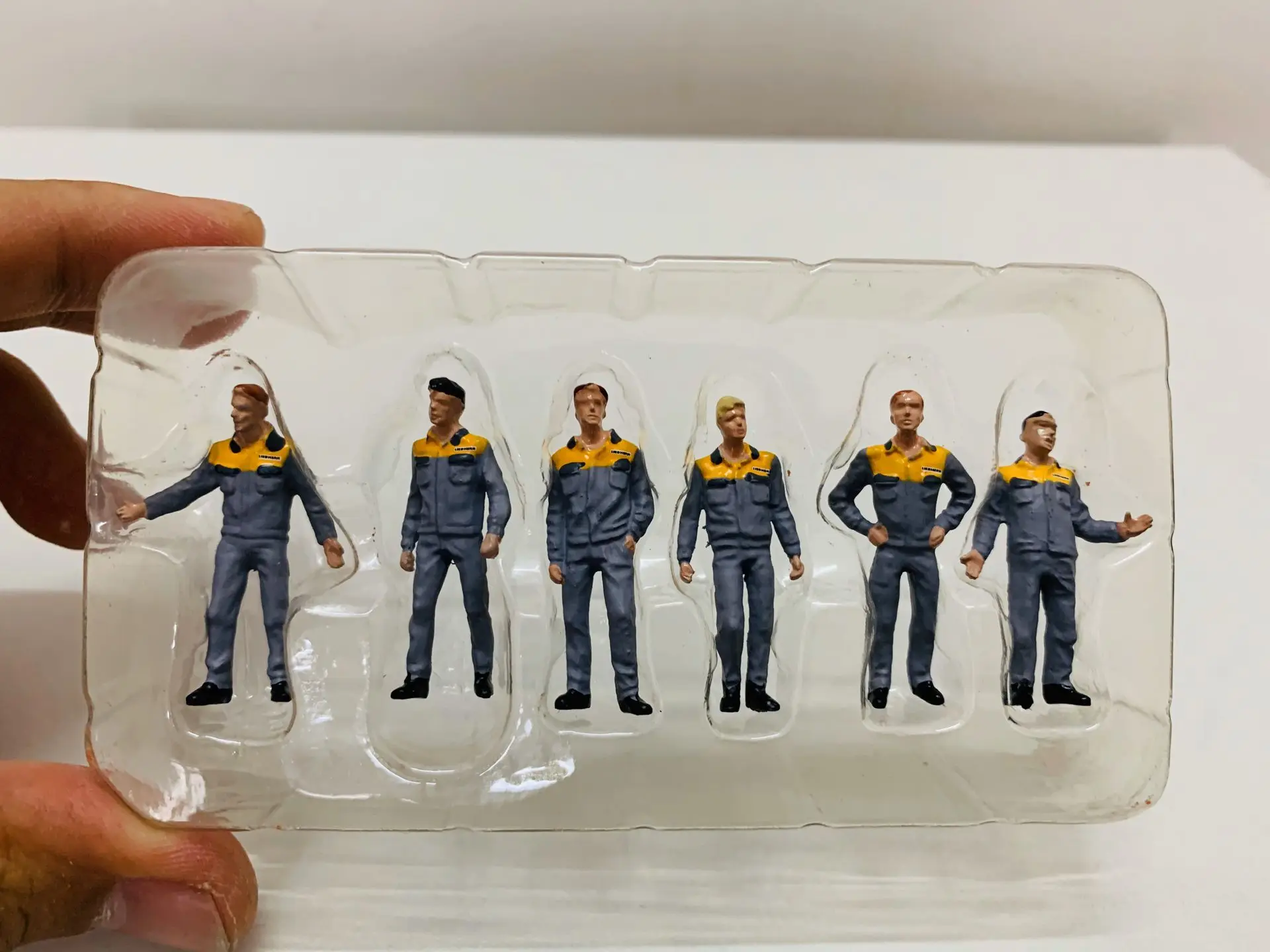 1:50 Scale Plastic Model Engineering Worker Figure 3.7CM(1.45 inch) 6 Pcs