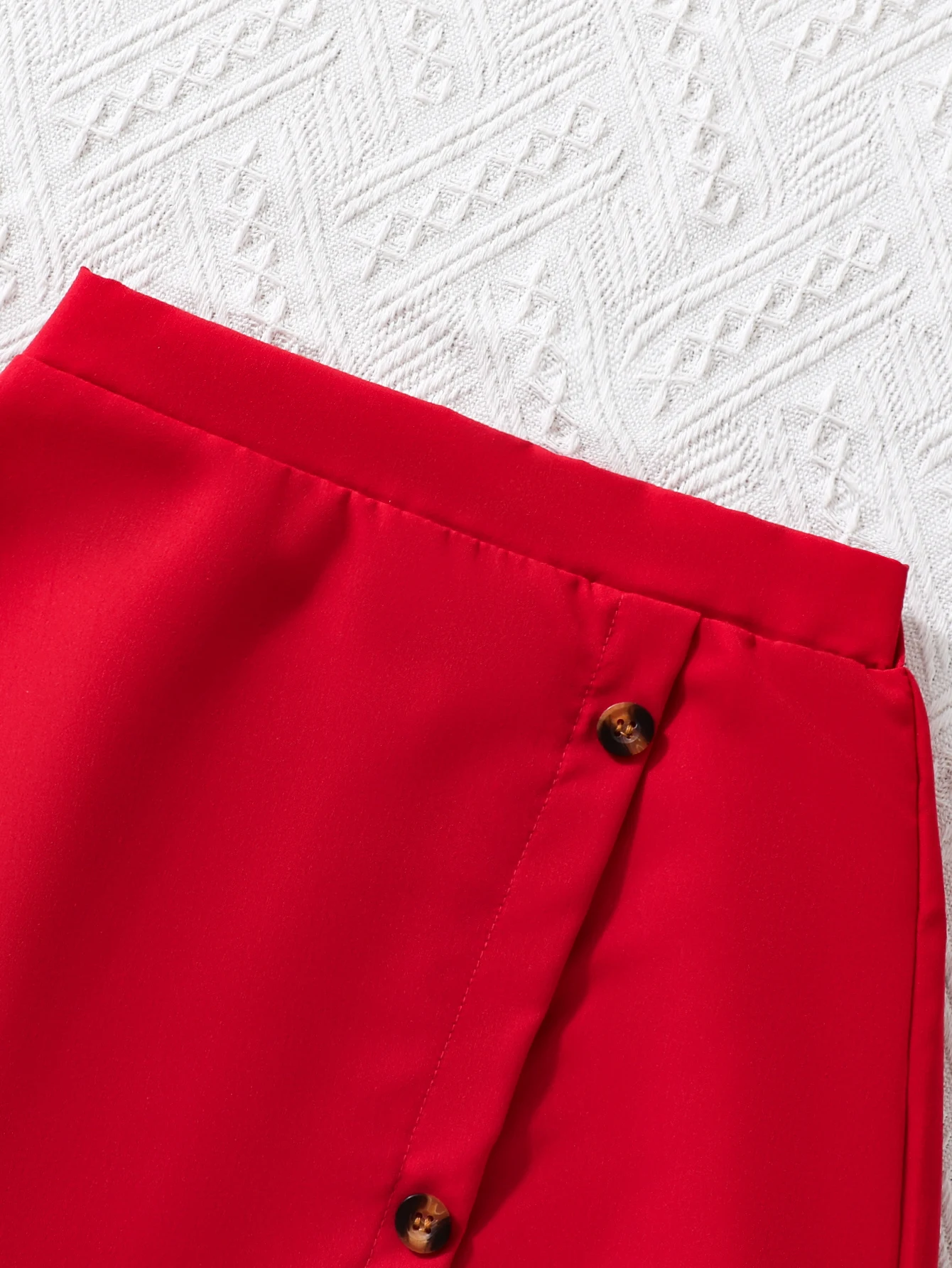 Abito da ragazza alla moda con stampa a cuore: abbinamento di colori rosso e bianco e design sul petto sul davanti