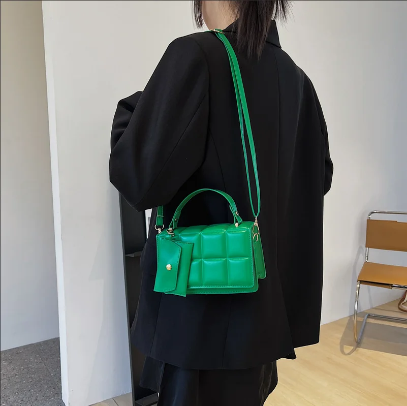 

A Niche Retro Handbag with Korean Texture Flip Cover Fashionable Pressed Shell Single Shoulder Crossbody Bag