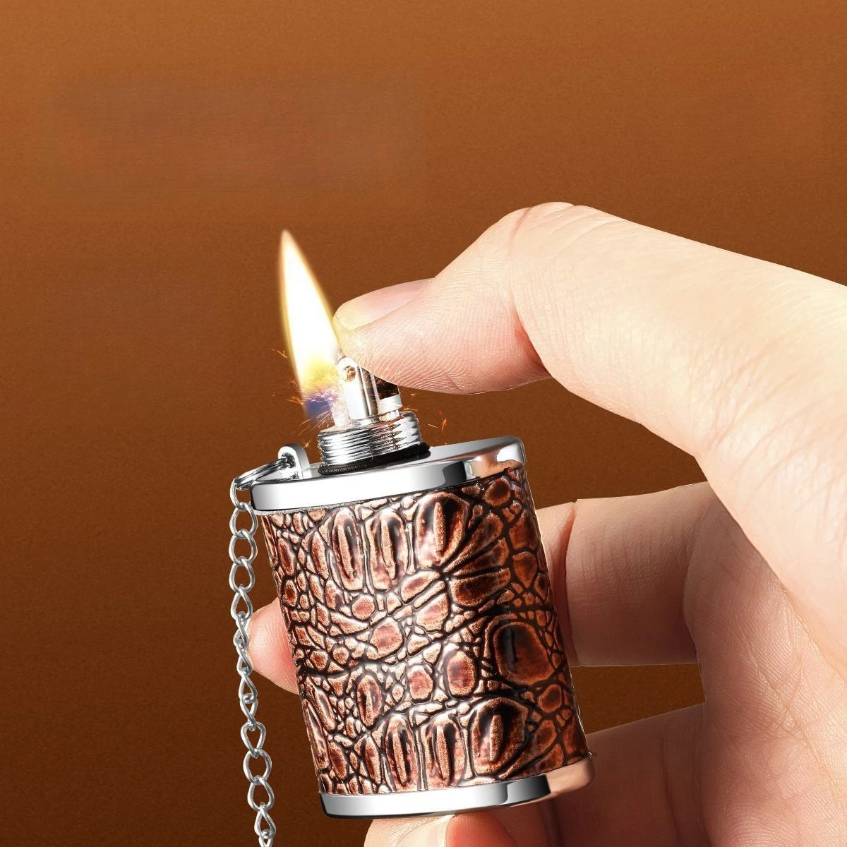 Beliebtes Retro-Mini-Metall-Whiskeyfläschchen-Sandstein-Kerosinfeuerzeug, kreatives, individuelles Geschenk mit offener Flamme für den Freund