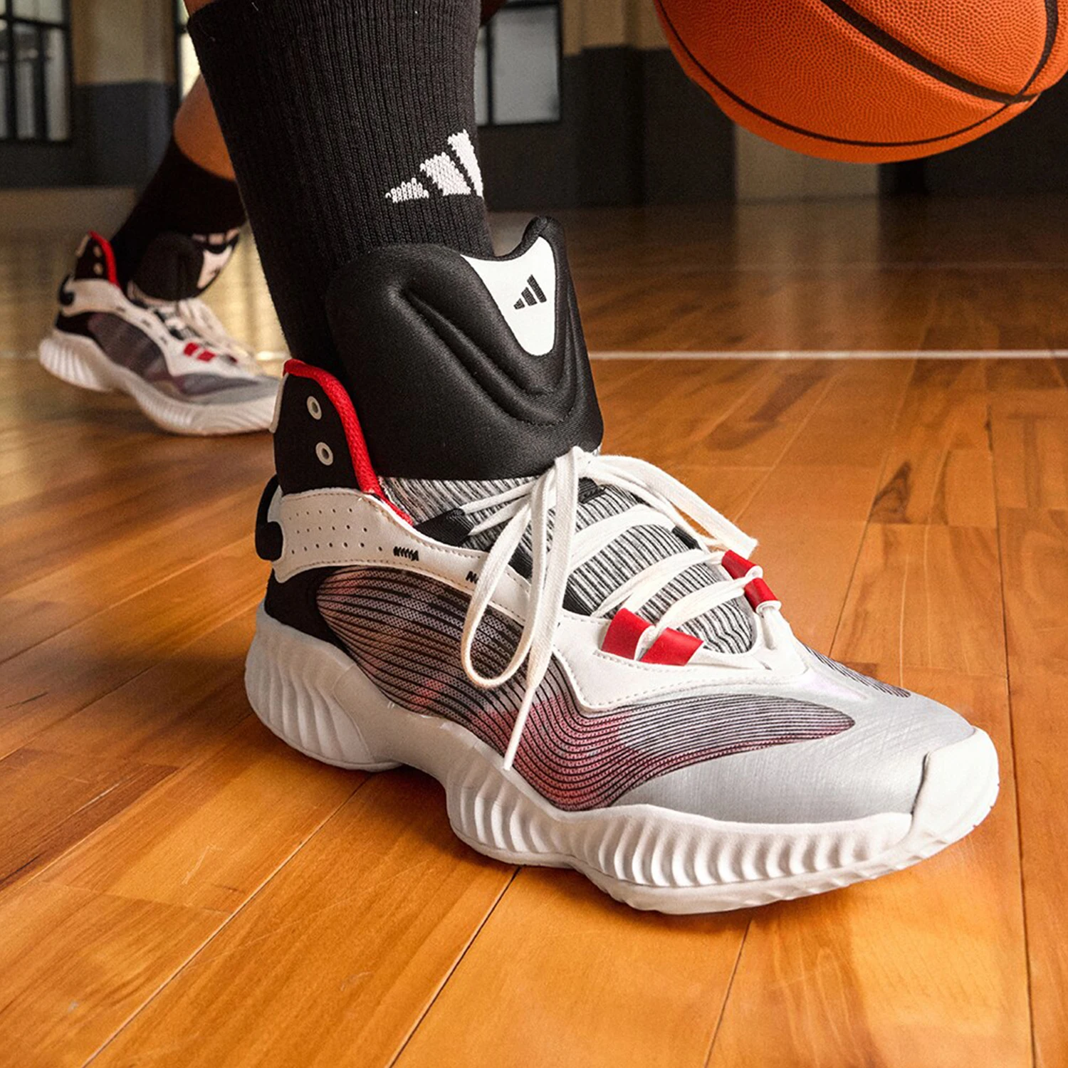 

Adidas authentic team style men's mid-top durable basketball shoes for actual combat JH8078