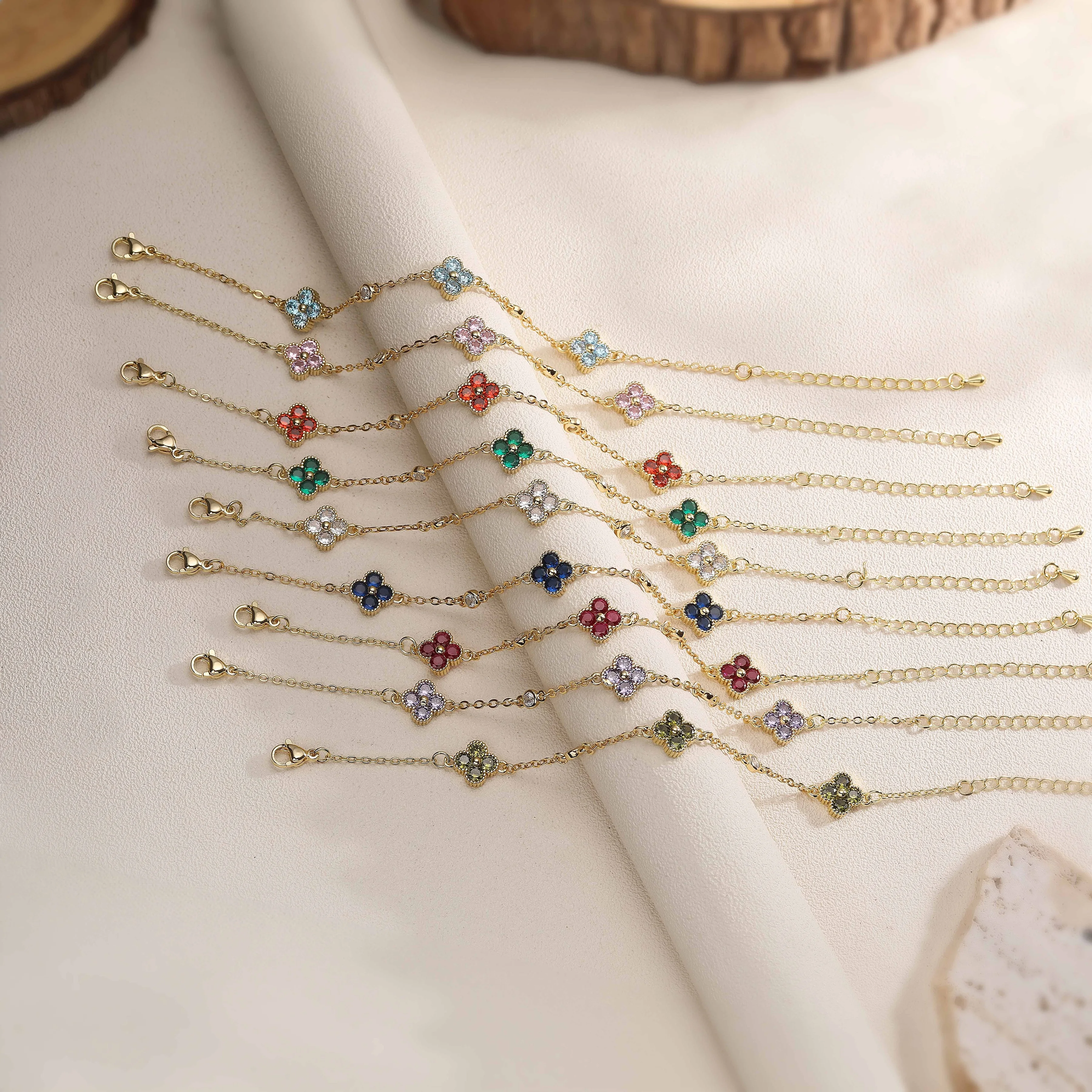 18K Gold-Plated Copper Teardrop-Shaped Flowers Charm Bracelet with Zirconia Flowers – Exquisite Adjustable Ladies’ Bracelet