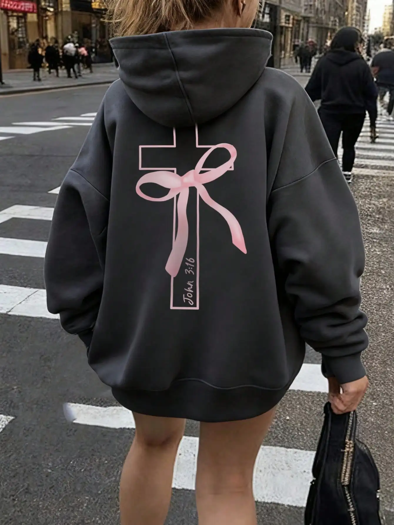 เสื้อฮู้ดทรงหลวมสำหรับผู้หญิง ลายกราฟิกโบว์ไขว้สีชมพู พิมพ์ข้อความจากพระคัมภีร์ยอห์น 3:16 เสื้อสเวตเชิ้ตลำลองสำหรับฤดูหนาว