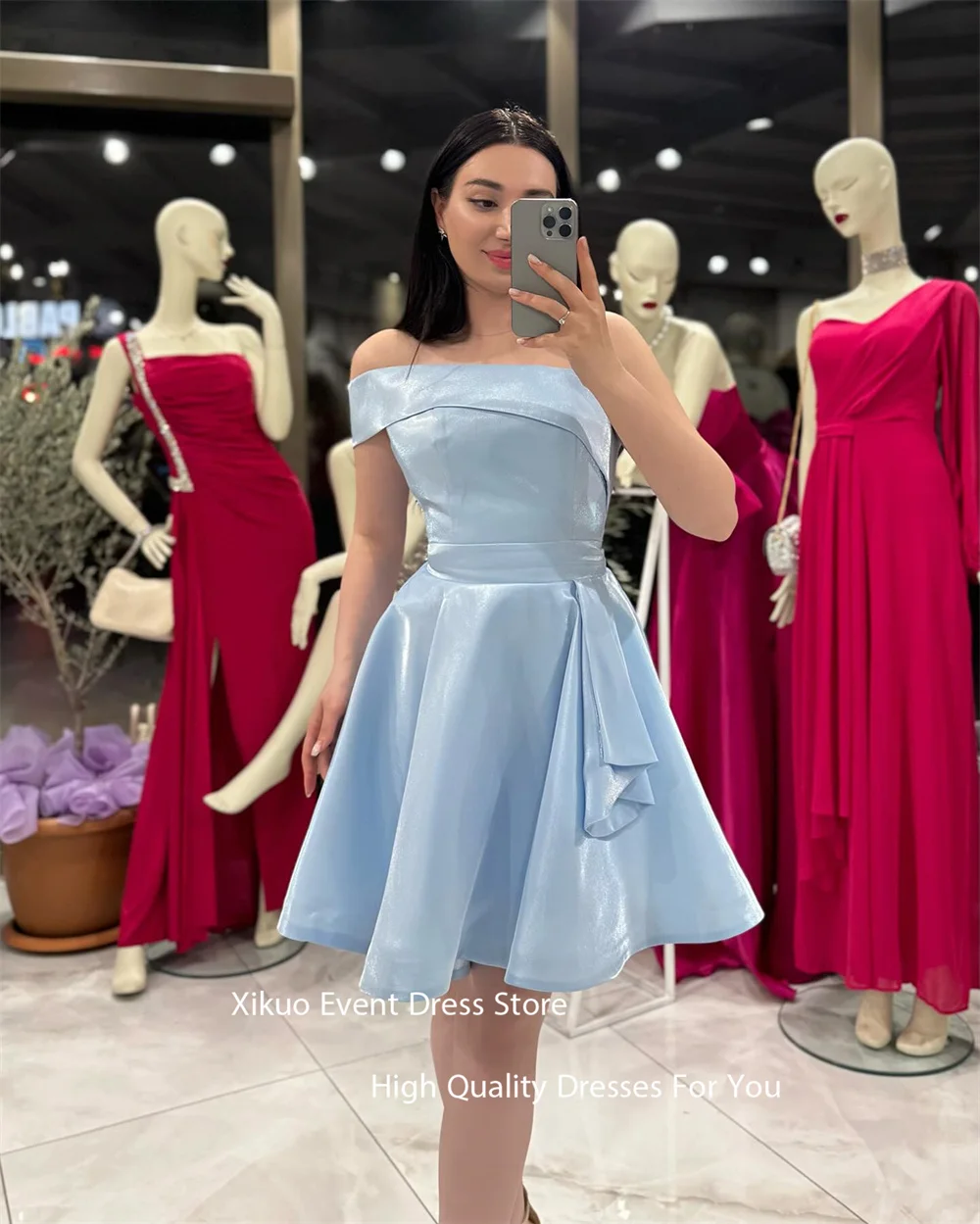 Xikuo Hellrosa One-Shoulder-Abschlussballkleid, A-Linie, Satin, maßgeschneiderter Anlass, Abschlussball, Mini-Länge, plissiert, moderne Robe de Soirée, individuell gestaltet