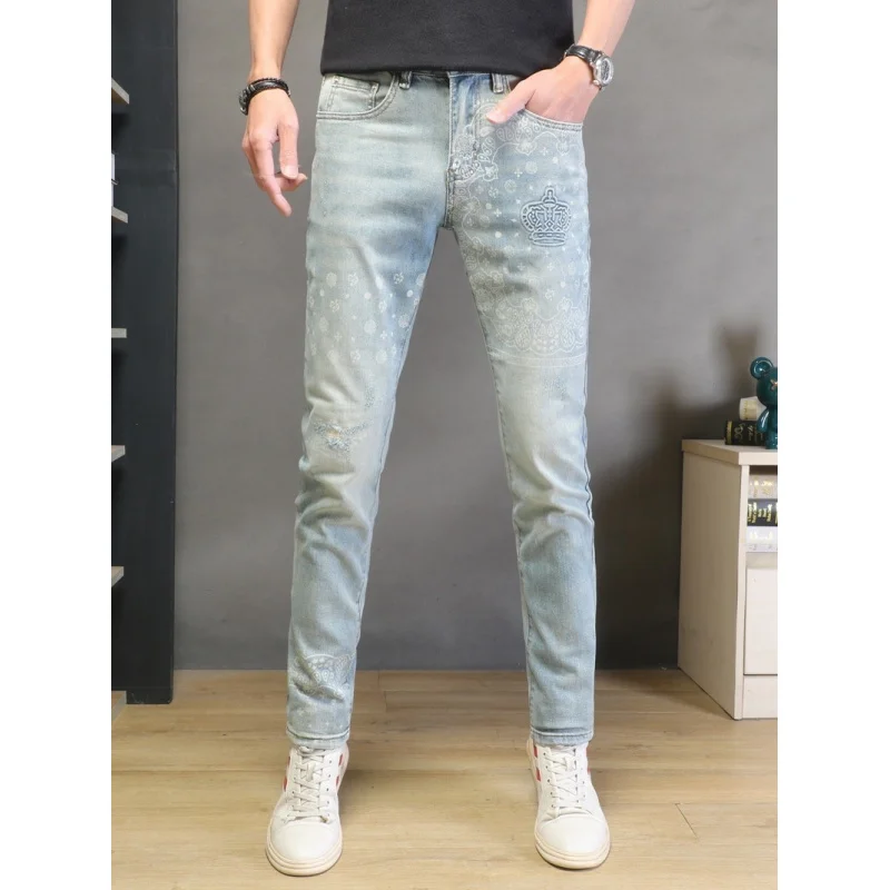 

Новые модные джинсы с принтом для мужчин, весна-лето 2026, светло-голубые, облегающие, зауженные, трендовые, повседневные, длинные брюки