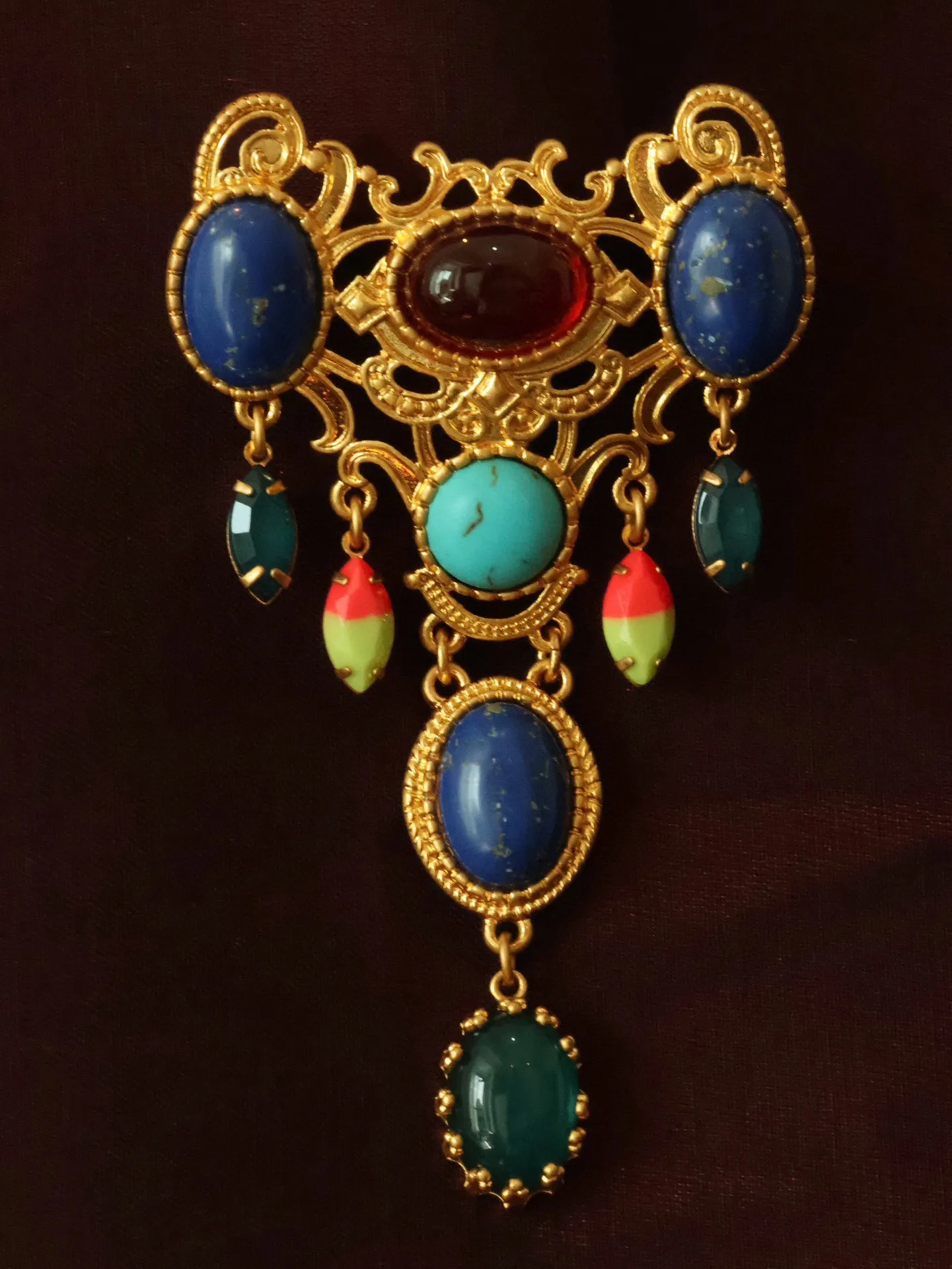 

European and American personality emerald medieval brooch