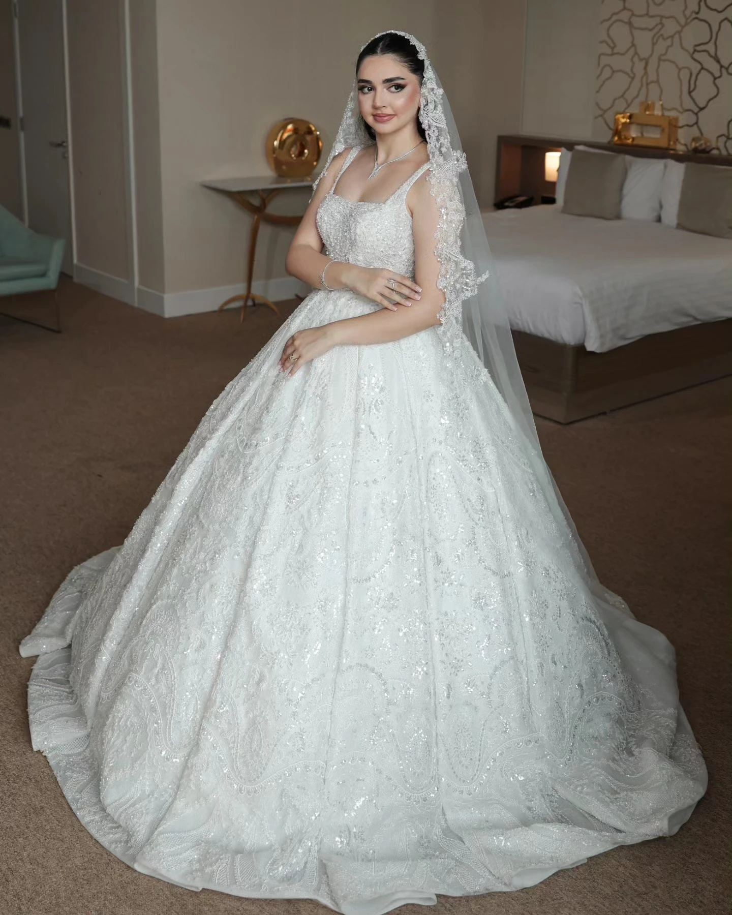

Customized Elegant Square Neck Sleeveless Beaded Lace Ball Gown Wedding Dress with Long Train Bridal Gown Vestidos De Novia