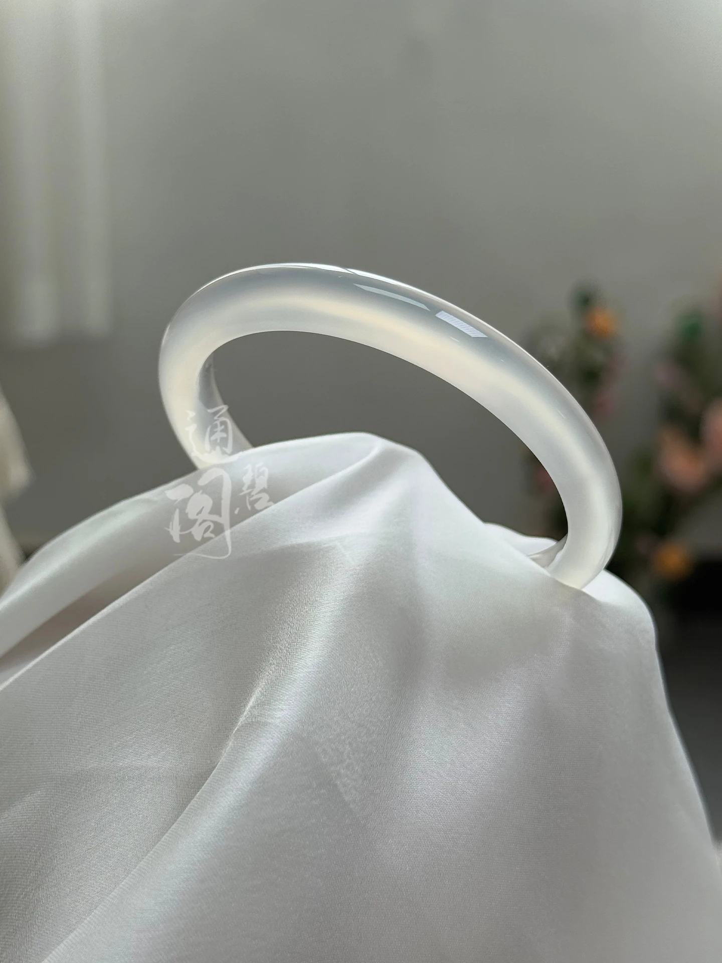 

High ice transparent small light bulb natural agate bracelet white moonlight jade bracelet women's narrow strip ice chalcedony