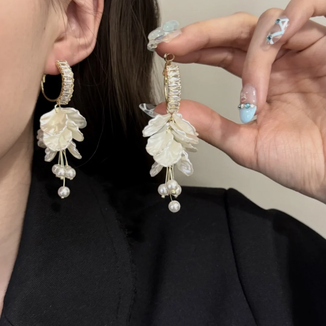 

DUTRIEUX Exquisite Elegant Pearl Petal Tassel Ear Studs Earrings Women's Gentle Temperament Fashion Accessory Ear Decor Jewelry