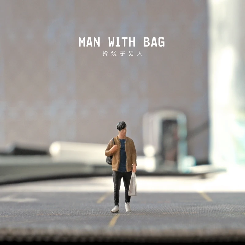 

1:64 Carry Bag Man Model Resin Figure Boys and Girls Miniature Photography Props Scenery Sand Table Ornament