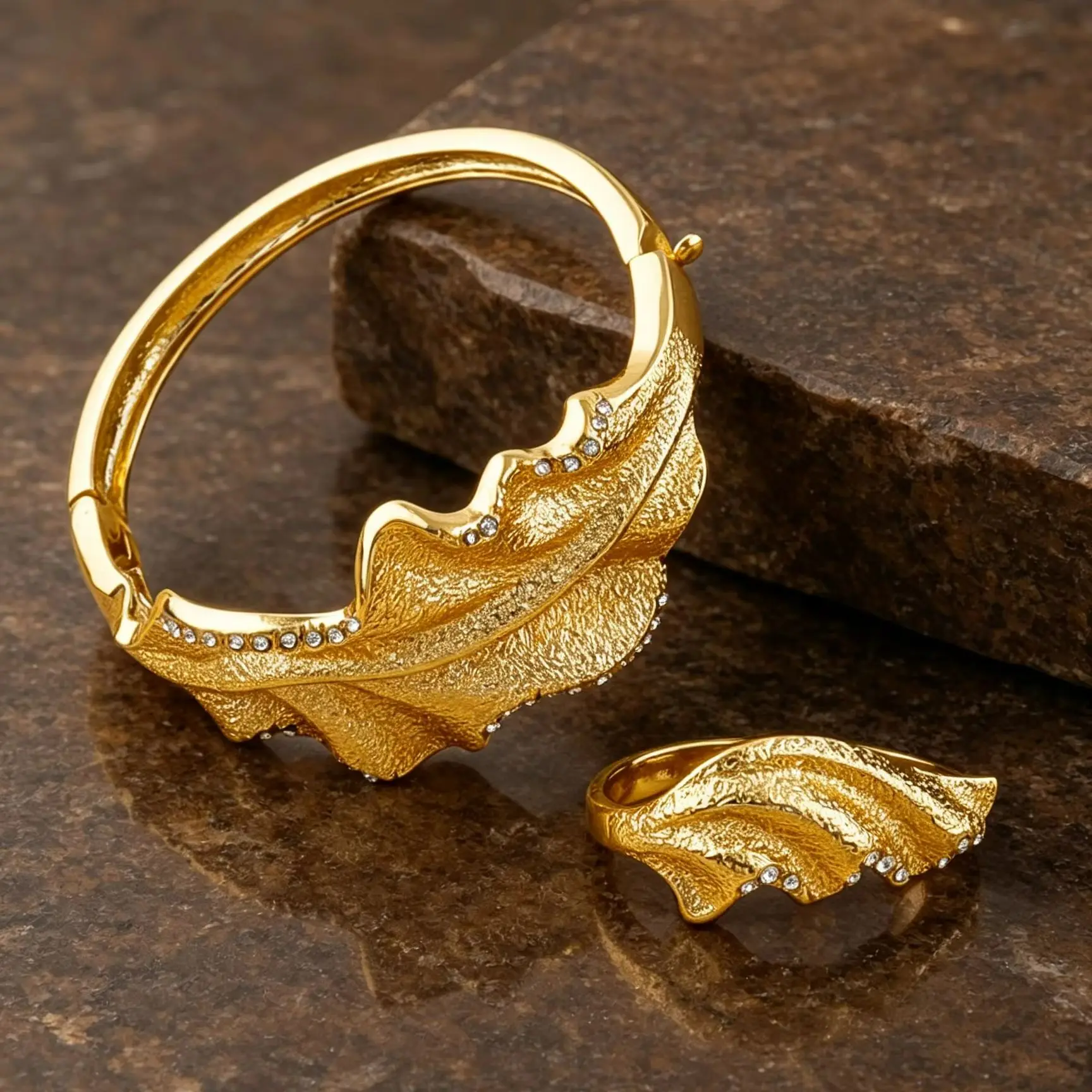 Damen-Armband- und Ring-Set mit grob gravierten Blättern, luxuriöser Schmuck aus Kupferlegierung, modisches Geschenk, geeignet für Geburtstagsfeiern. – Detail 3