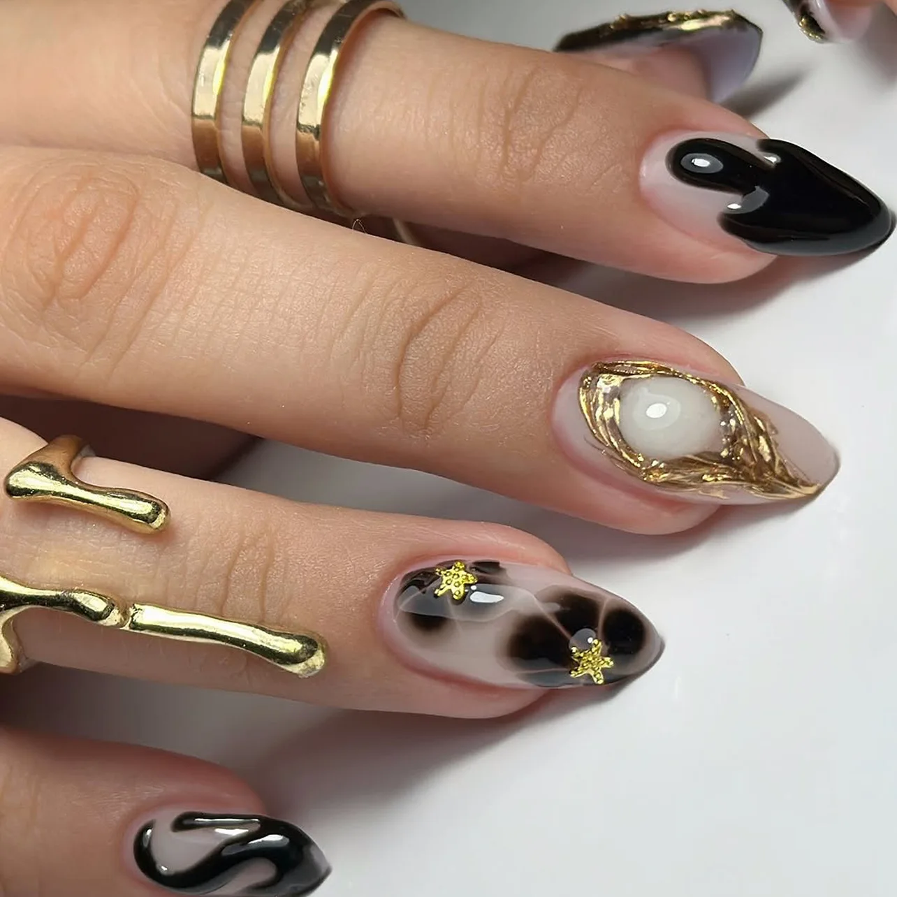 

24Pcs Black Floral Press-On Nails – Medium Almond Shape With Abstract Petals & Star Accents False Nails With Wearing Tools