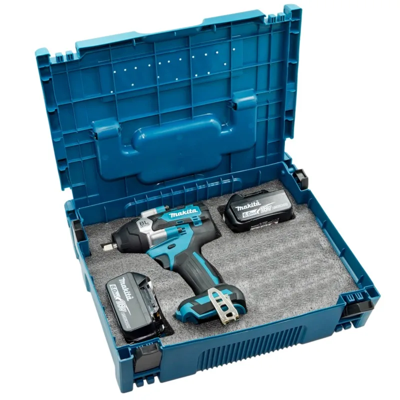 Makita DTW700 18V Lithium bürstenloser Schlagschrauber, 1000 Nm Spitzendrehmoment, stufenlose Drehzahlregelung für die Wartung von landwirtschaftlichen Fahrzeugen im Außenbereich.